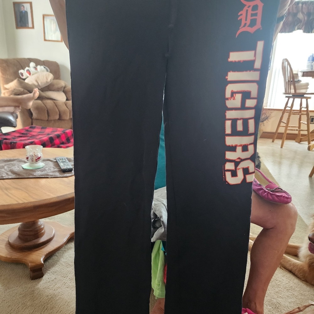Detroit Tigers MLB sweatpants, campus lifestyle.